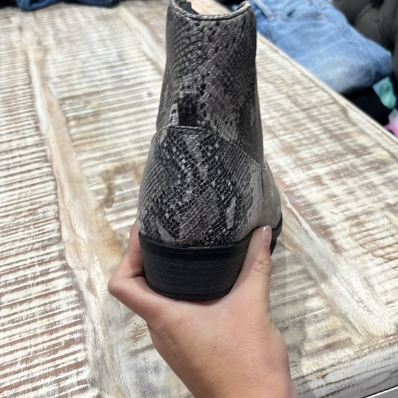 Woman’s snake print boots - Picture 3 of 4
